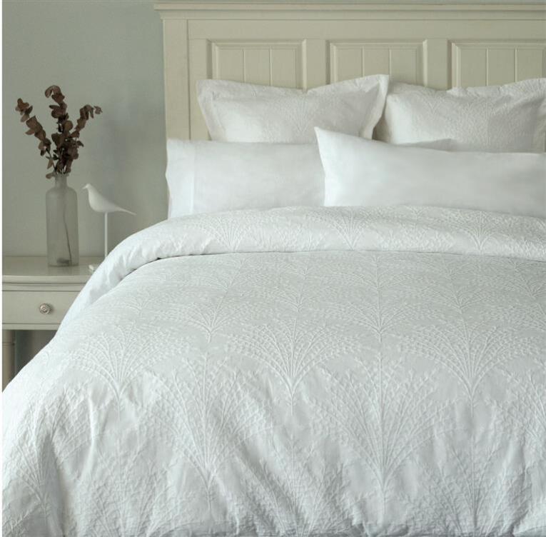 GOTEXTIL | Colcha verano algodón jacquard Quiet 7913 Atenas blanca con cojines