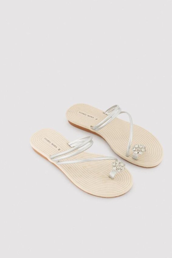 GOTEXTIL | Sandalias plateadas con flor joya Ysabel Mora 86289